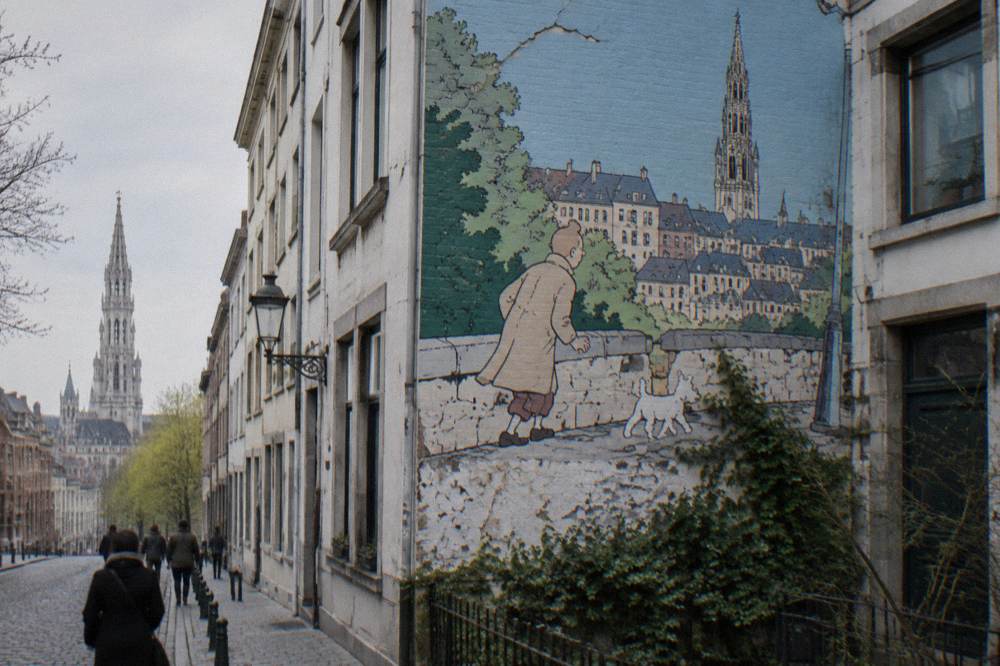 Comic strip mural painted on the side of a Brussels building seen from the street